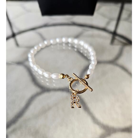 Pearl Gold Rhinestone Initial R Toggle Bracelet New - Picture 1 of 4